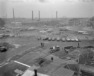 850334 Overzicht van de werkzaamheden voor de aanleg van een rotonde op het Westplein te Utrecht, vanaf de nieuwe ...